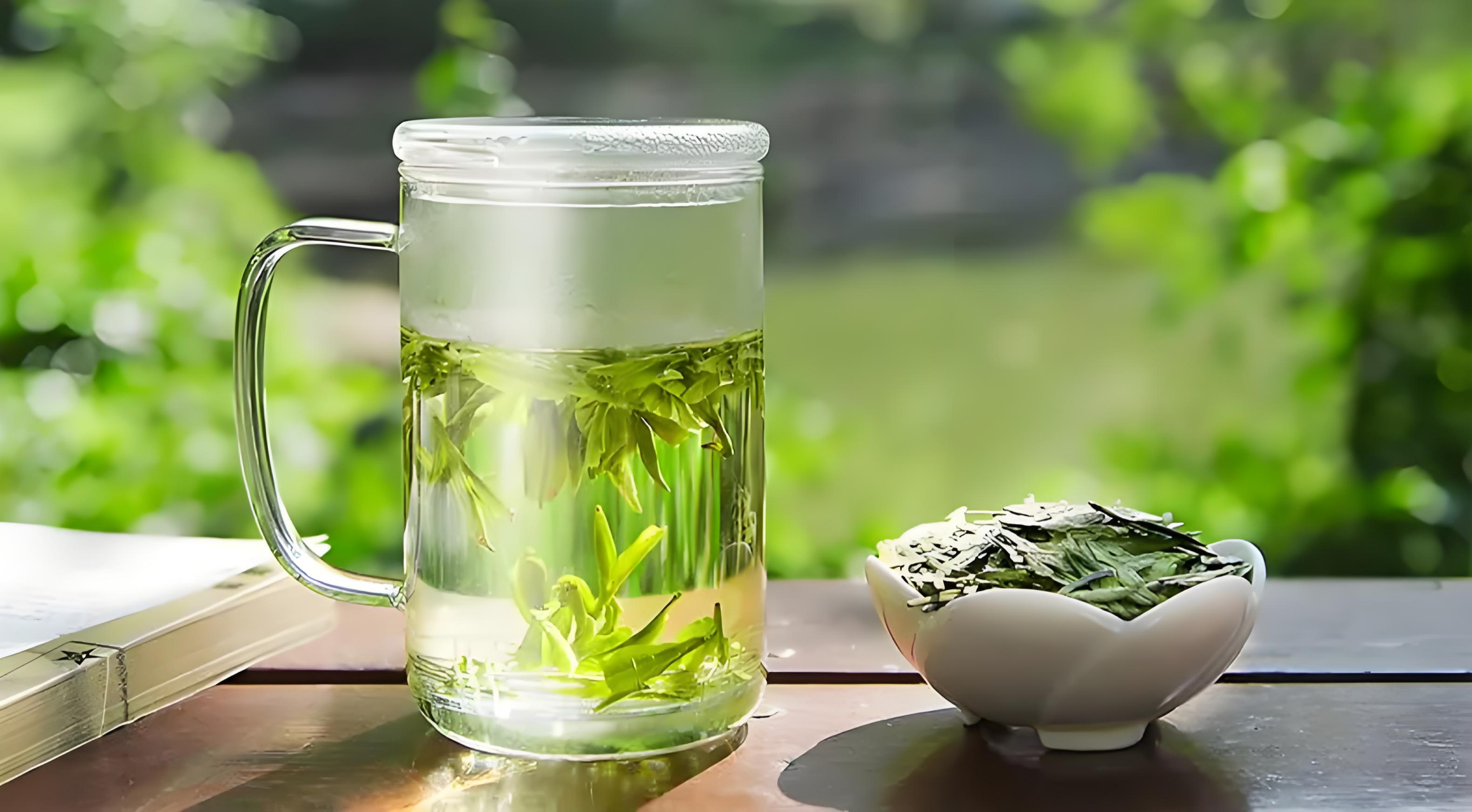 西湖龙井:茶香里的时光漫步  西湖风光美,龙井名茶香,来杭州旅游的