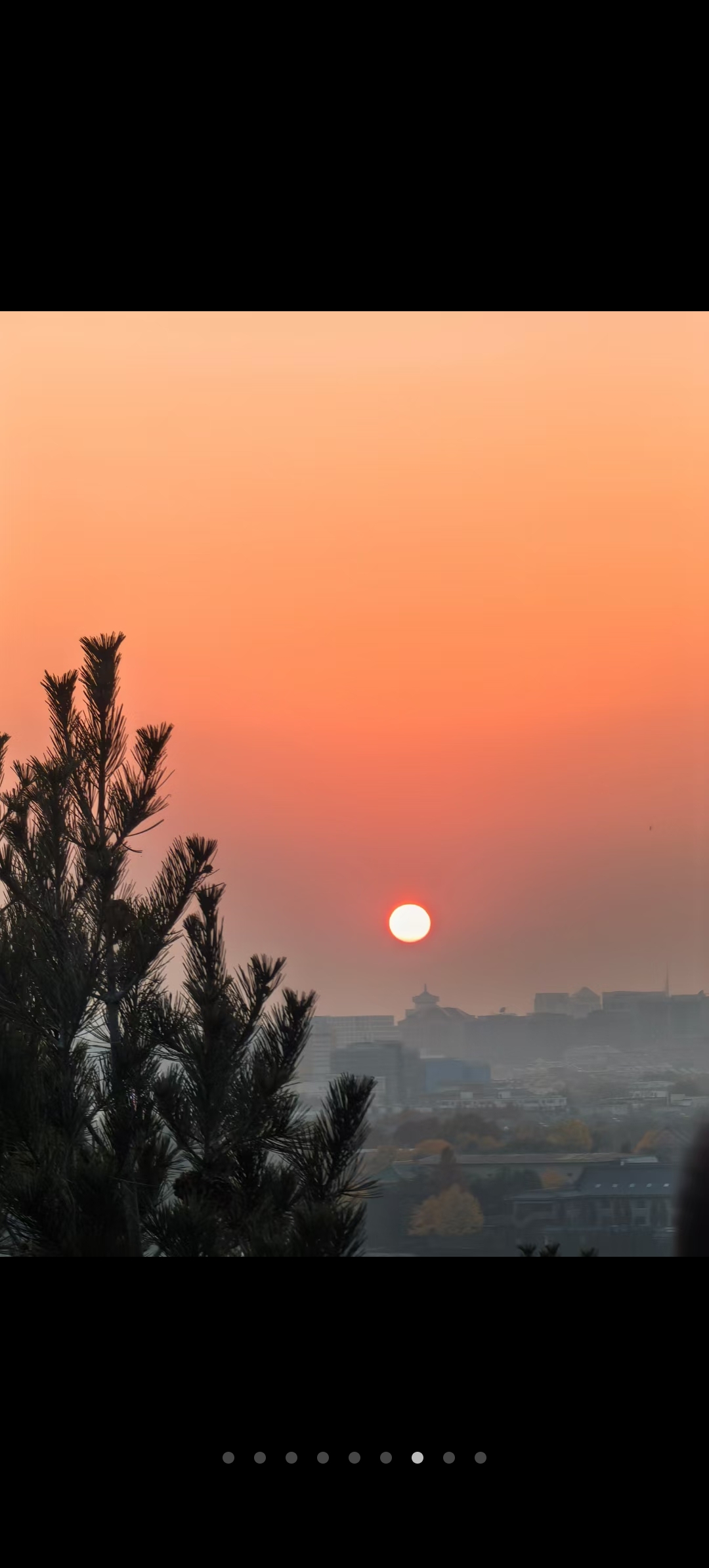 落日余晖中, 城市尽收眼底,我在山顶静静感受这一切, 夕阳的美,似温柔