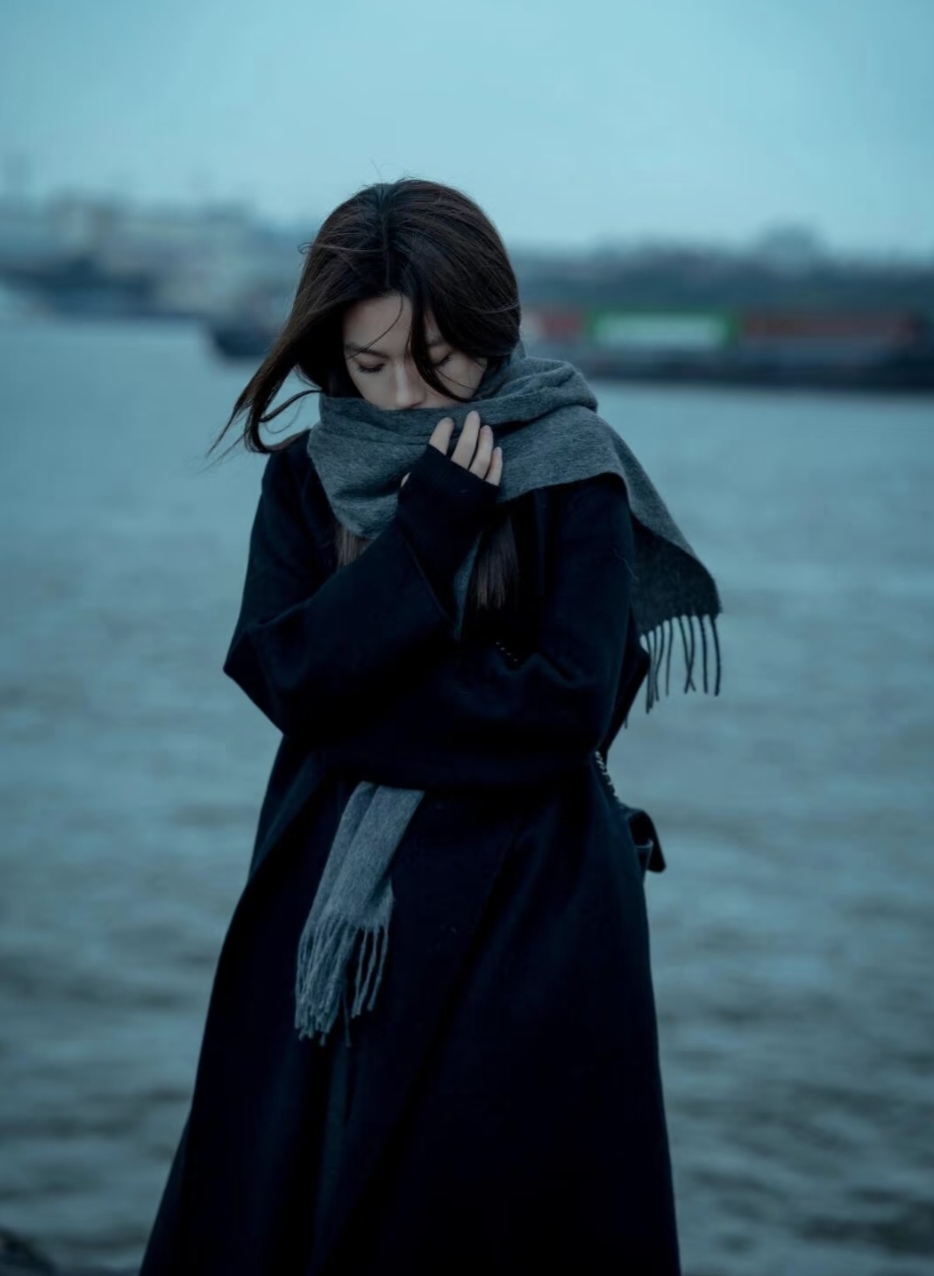 你不知道自己为什么而忧伤,只是觉得难过,这种感觉很奇怪,明明没有人