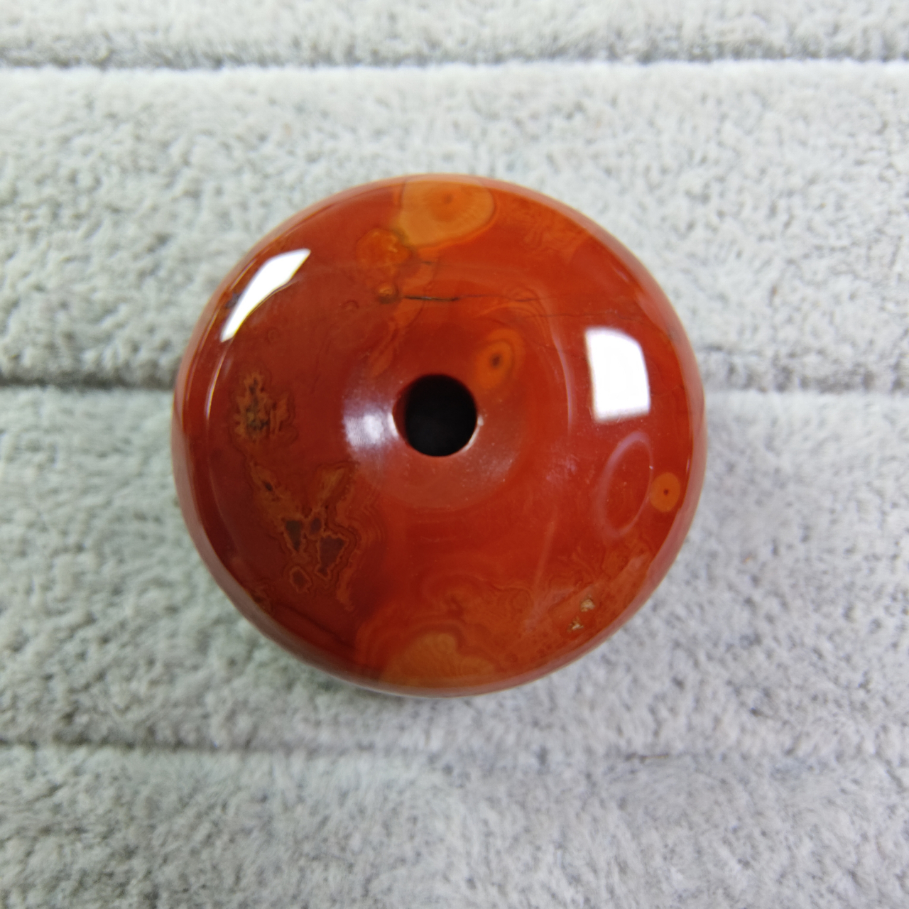 5左右,属于红缟玛瑙,主要产地河北宣化以及辽宁北票.