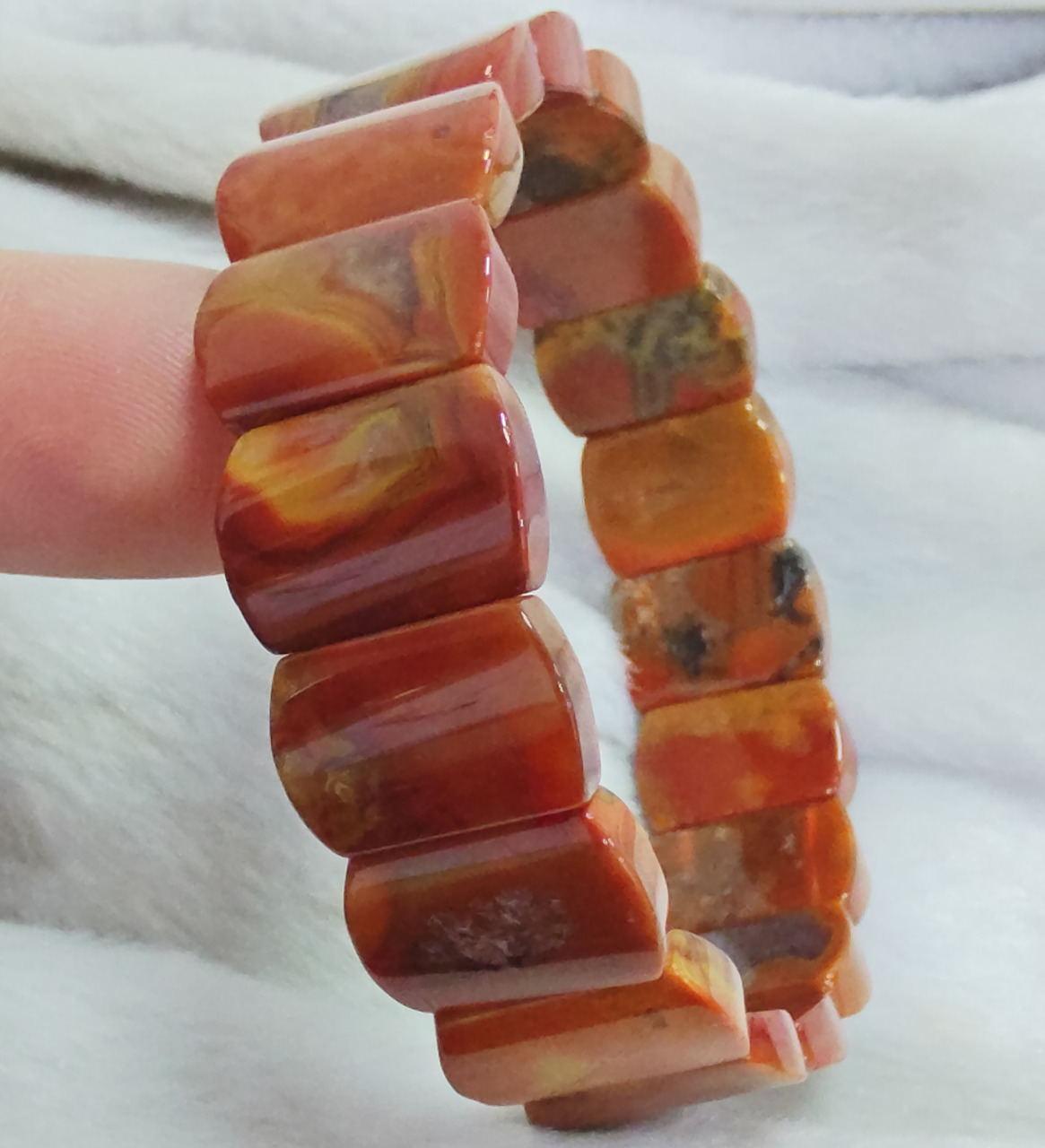 5左右,属于红缟玛瑙,因其颜色艳丽浓烈而著名,它是一个对特定玛瑙的