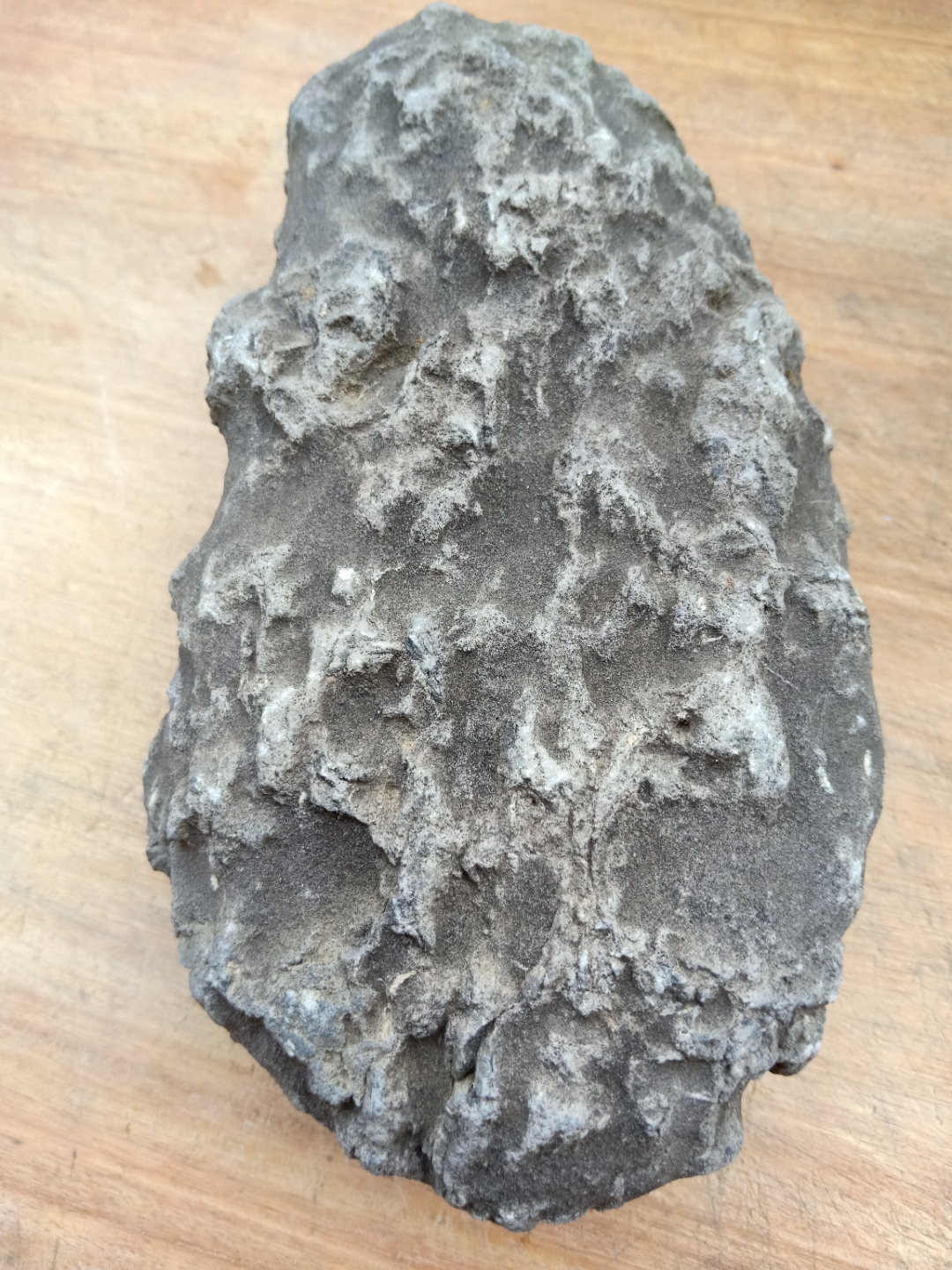 湖北十堰市竹山县堵河十年前捡的,无磁性奇石,请专家签定谢谢是不是