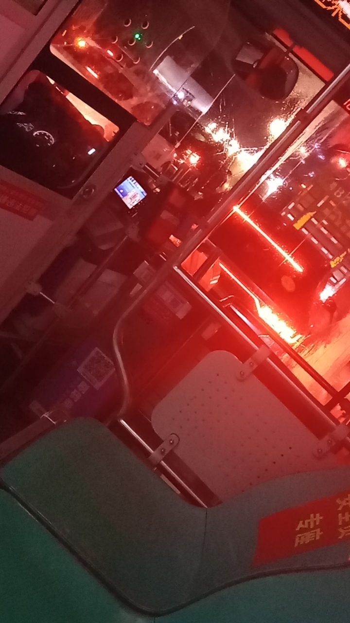 夜晚的公交,灯光疏落,似我此刻的心情.