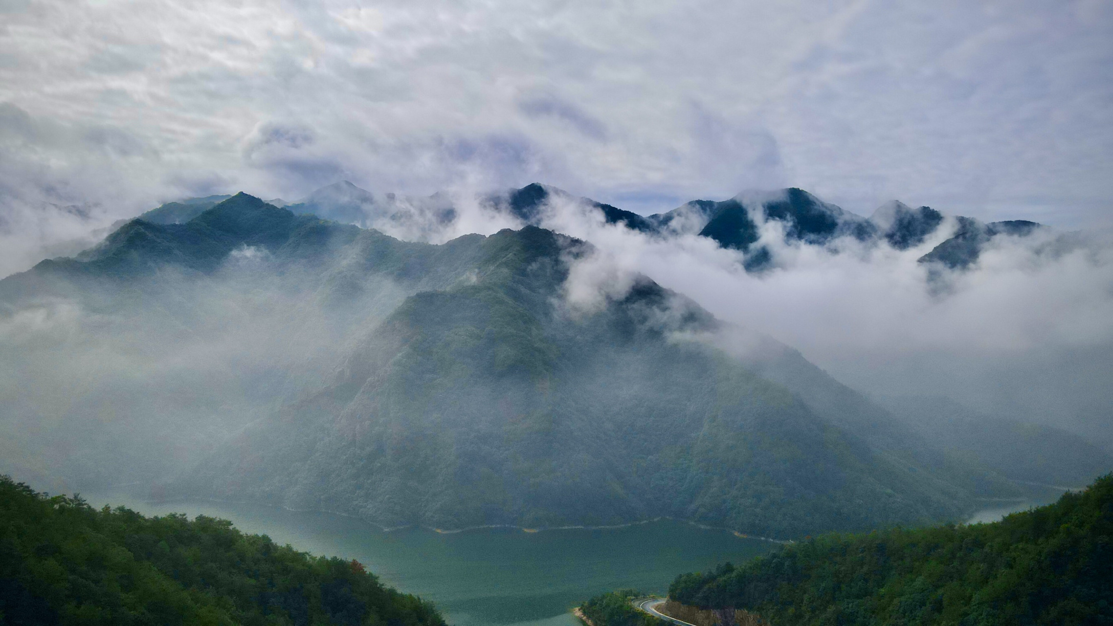 义乌巧溪水库边群山