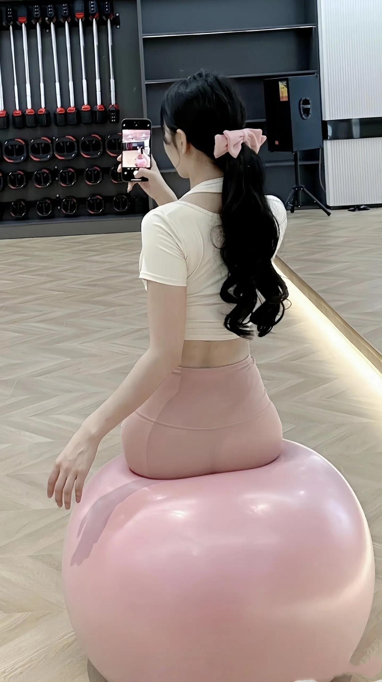 坐在瑜伽球上把美好的时刻记录下来,生活里的点点滴滴都得留意,珍惜