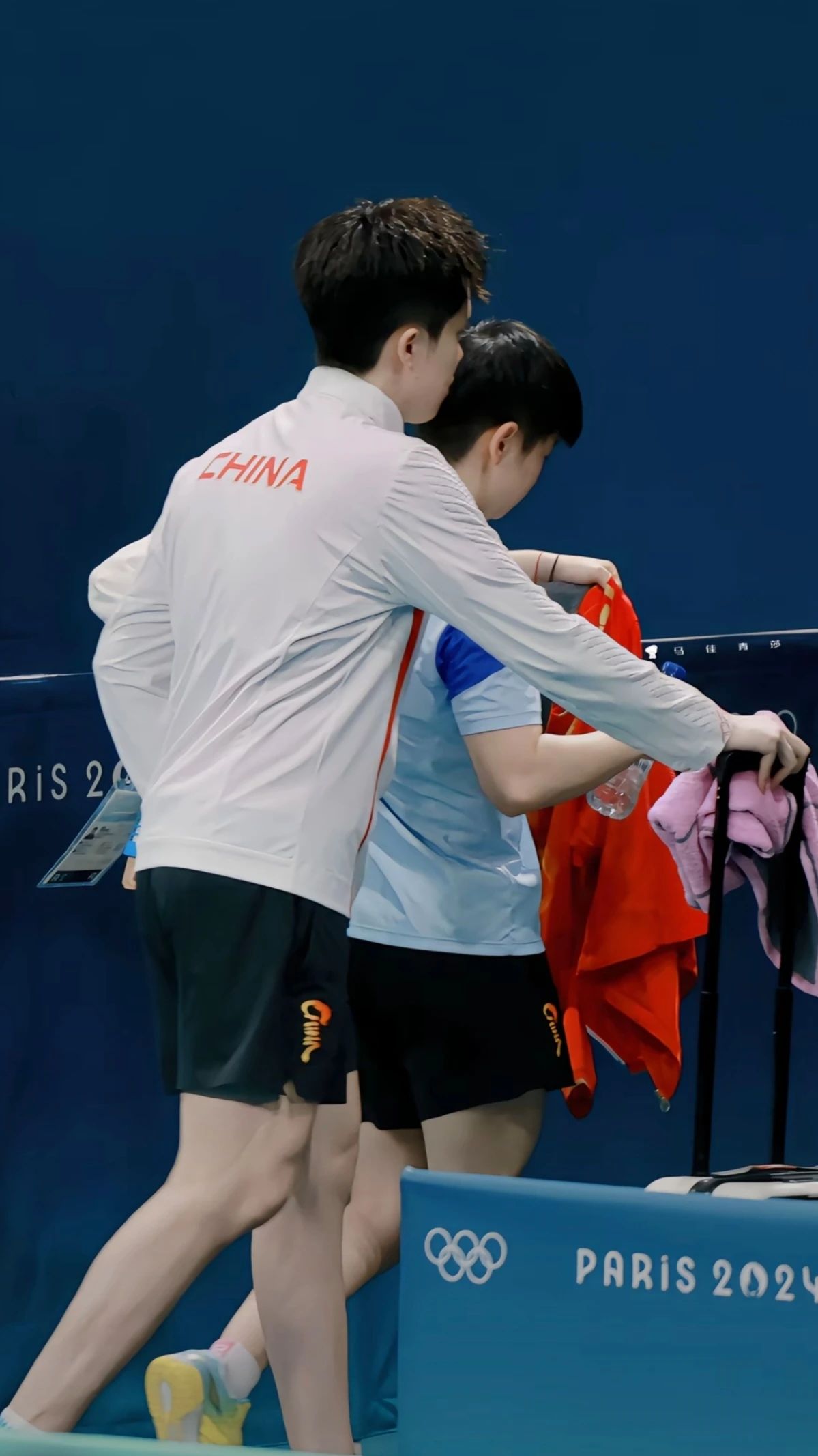 在王楚钦看来,乒乓球比赛是运动员之间技艺与心态的较量,每一个动作