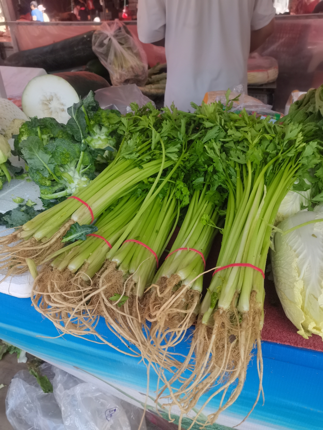 这种普通小芹菜6元一斤,西芹4.5元一斤,买了一颗西芹8