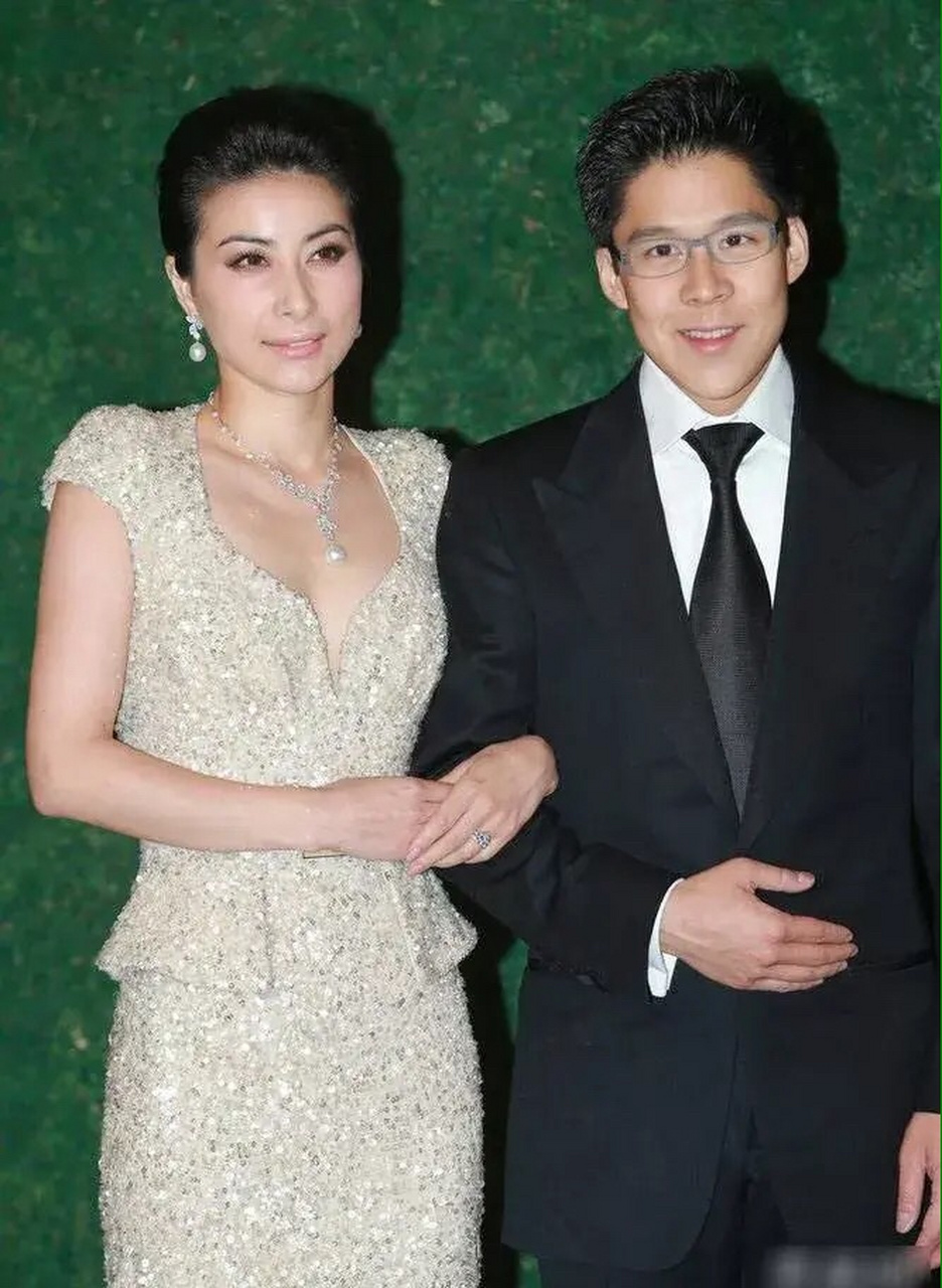 霍正霆:"我已经为你找好了医生,你就就进行剖腹产手术吧