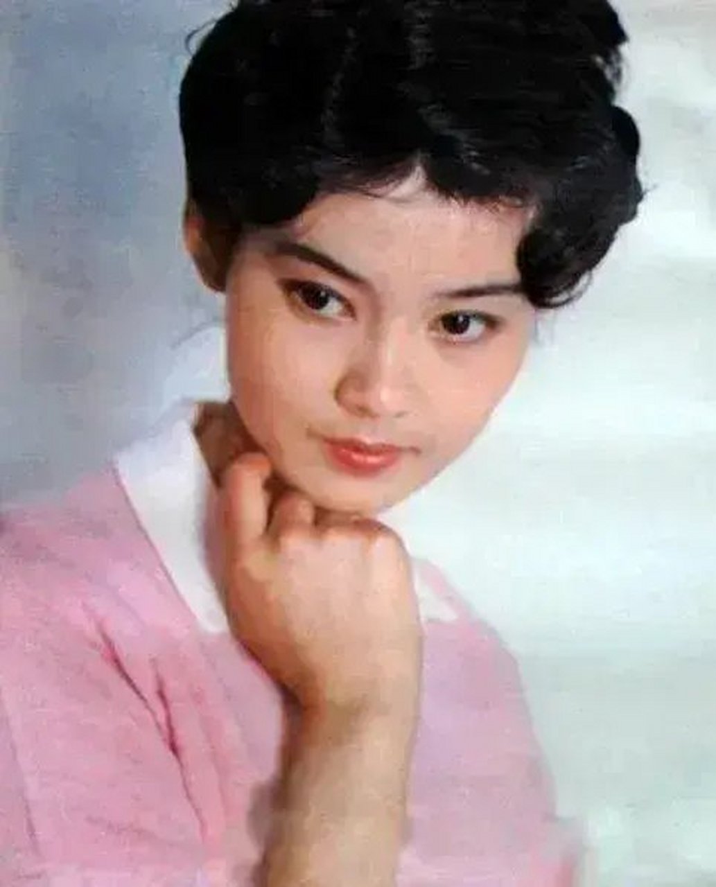 潘虹一一中俄混血,模样还是像中国人,看不出来有俄罗斯血统.