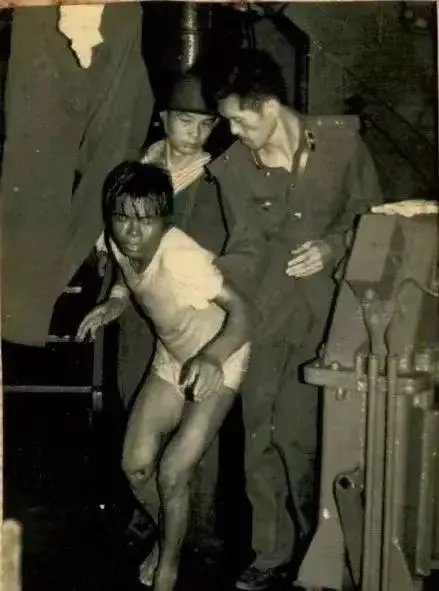 这张照片拍摄于1988年3月14日,南沙海战期间,一名越南士兵被我军俘虏