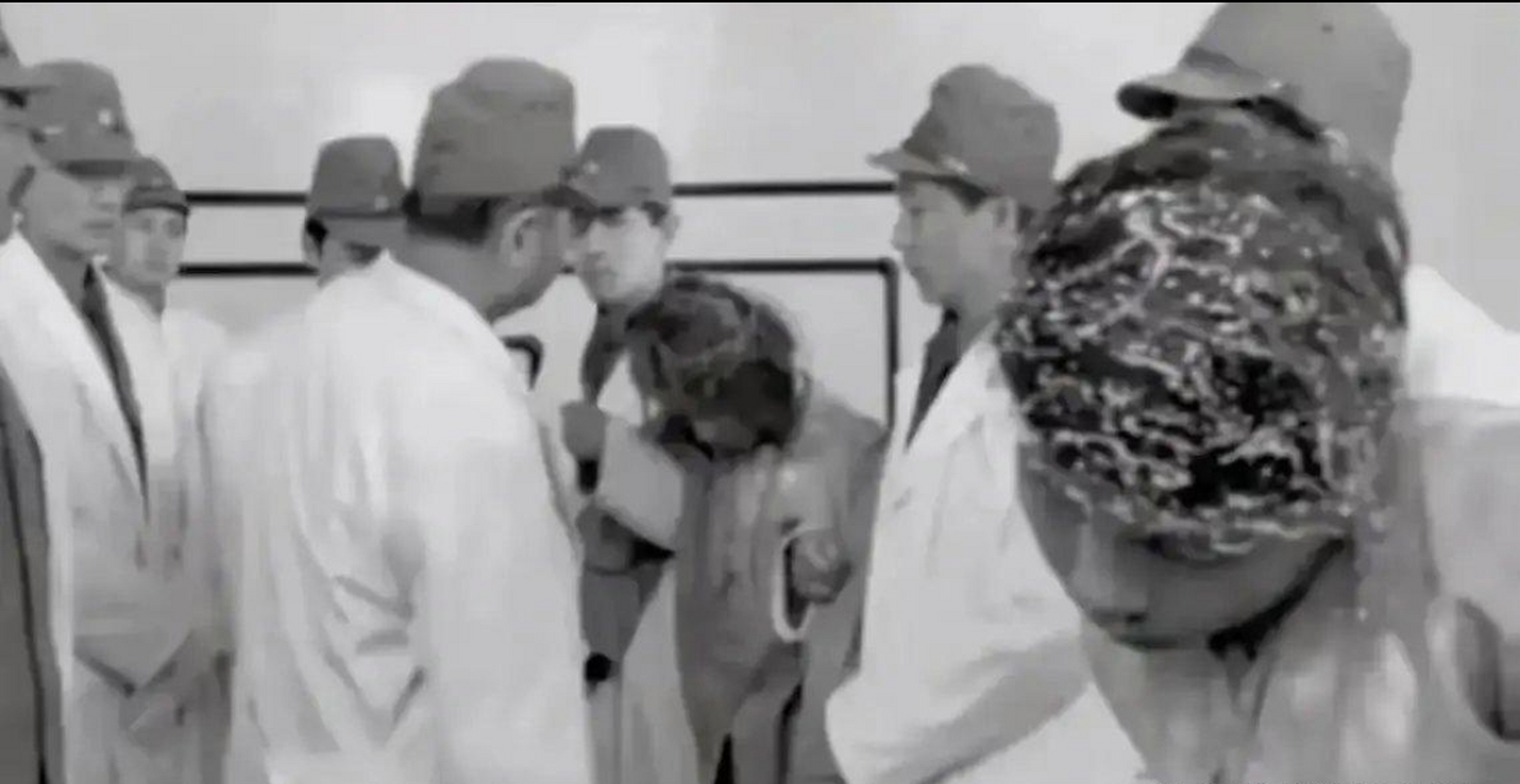 这张照片拍摄于1942年,哈尔滨731部队军营里,万恶的日本鬼子正在将两