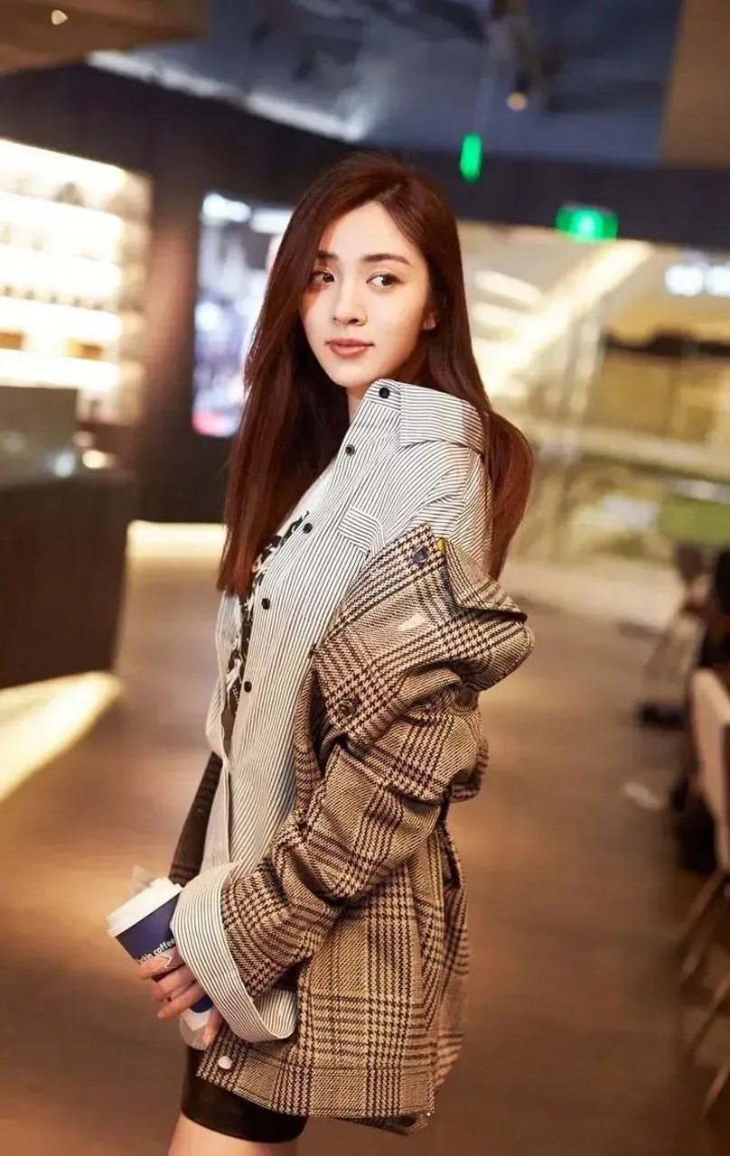 王晓晨其实什么都好,就是演戏太入戏,把张嘉译的嘴唇都吻肿了,张嘉译