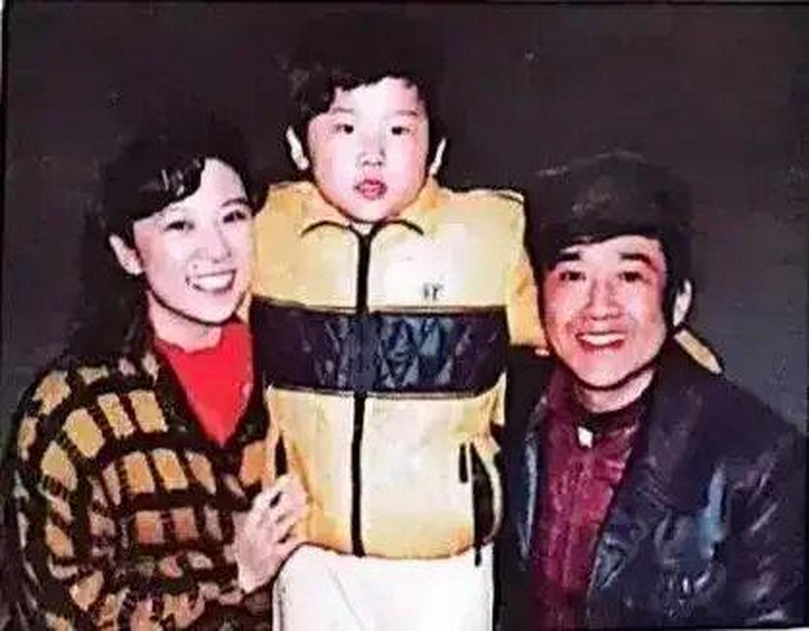 王骁母亲王馥荔是演艺圈著名的实力派演员,父亲是舞台剧导演,受到王骁