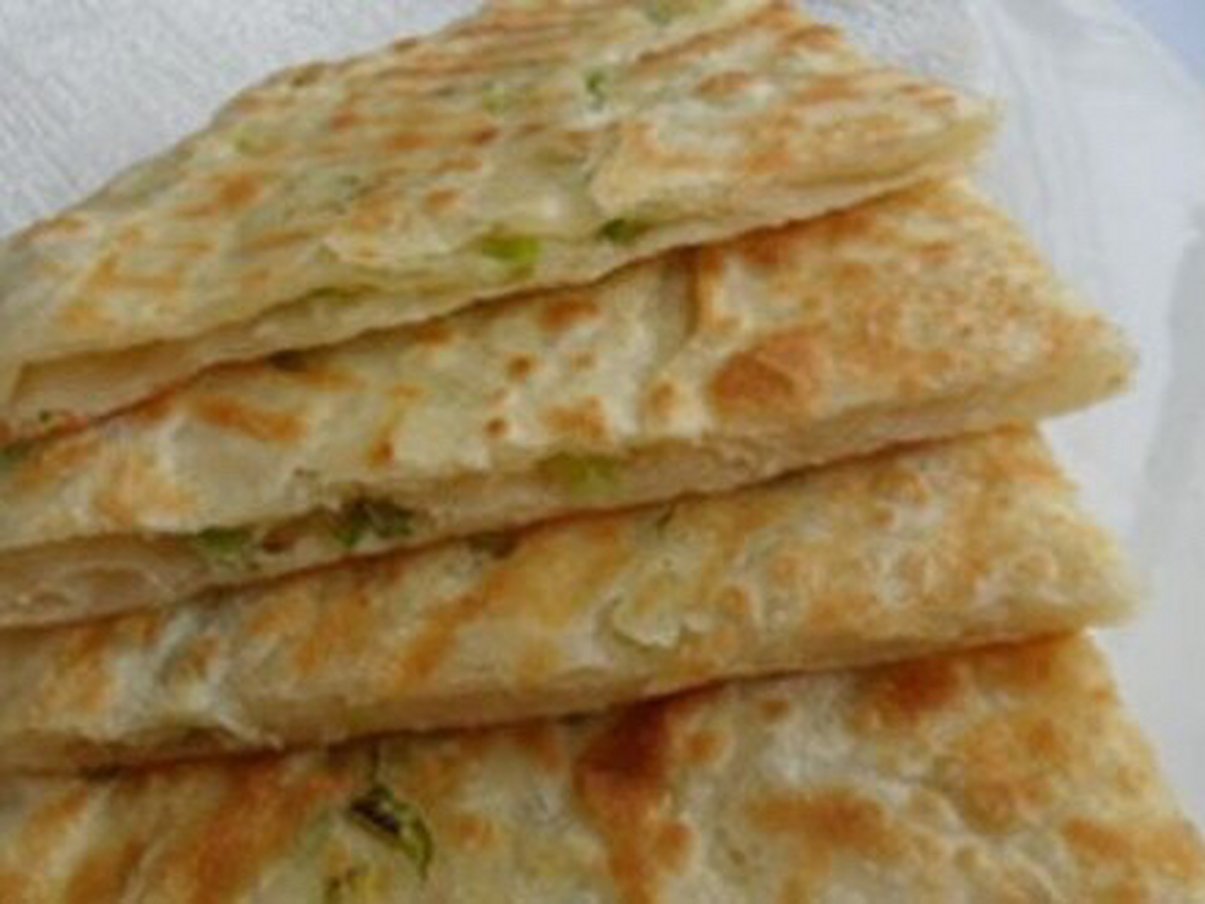 宝宝辅食:鱼肉山芋饼  食材:三文鱼20g,芋头适量  做法:将煮熟的