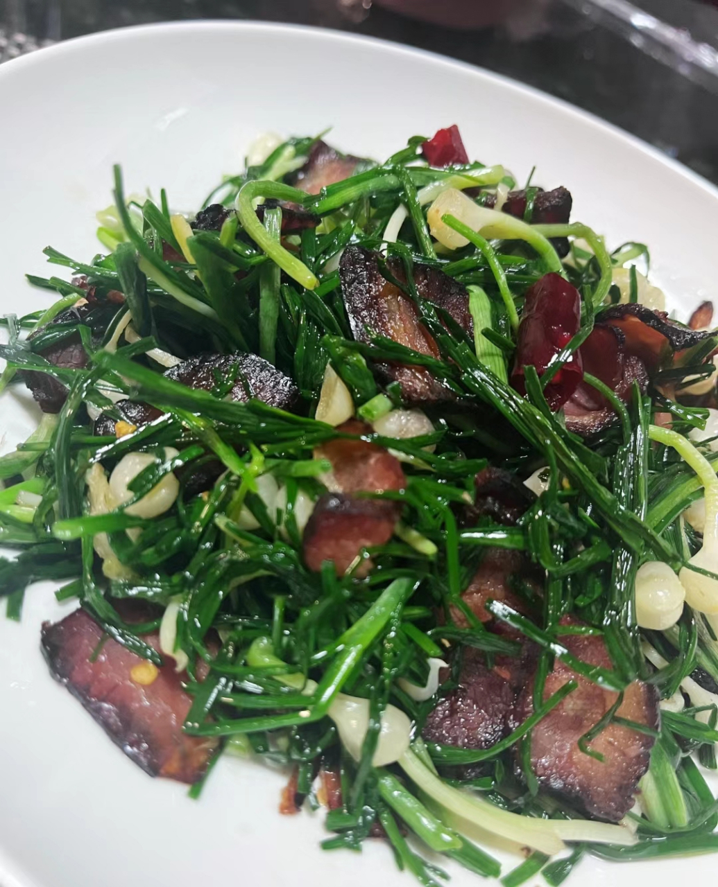 挖野葱炒腊肉,是真的香啊!趁还有腊肉,趁野葱正当季,赶紧的,安排上!