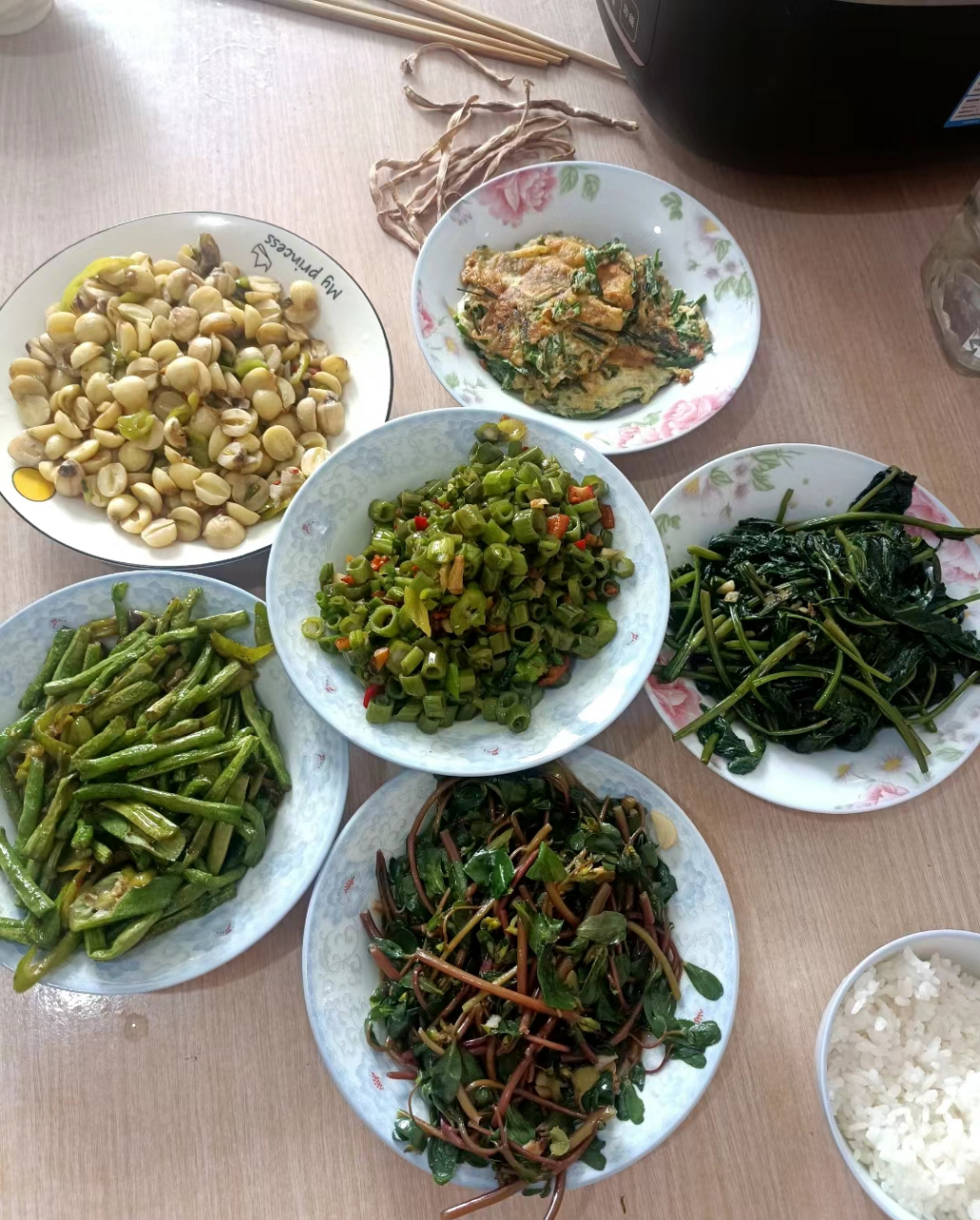 媳妇一桌子的素菜,怎么扺得住啊?