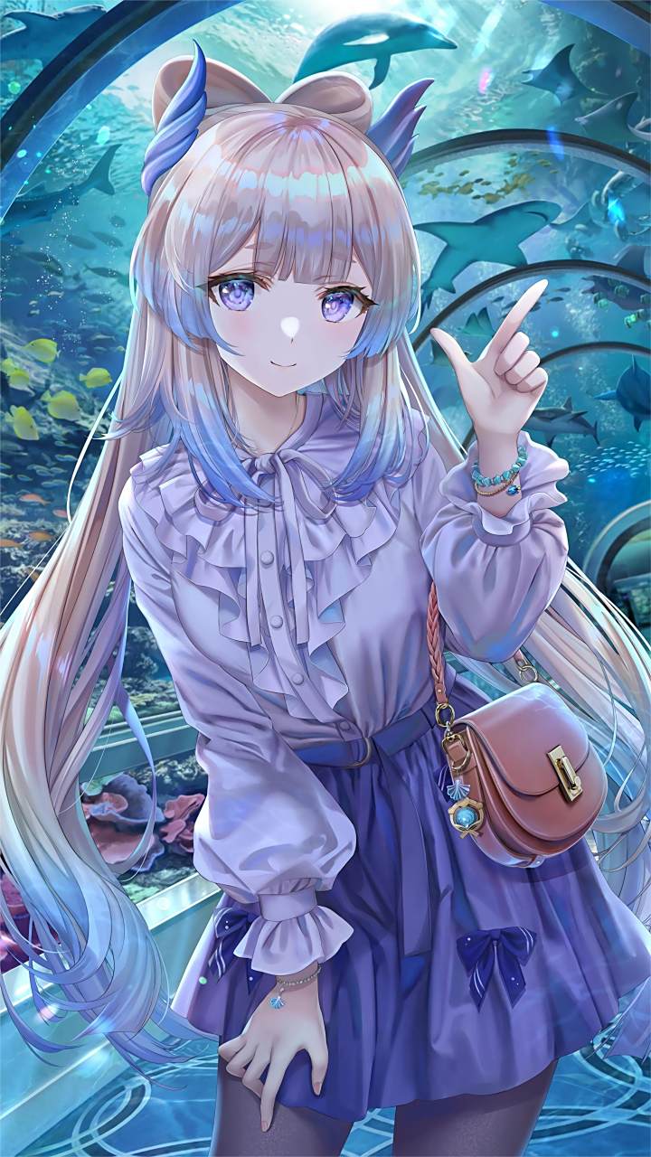 "在鱼群的环绕中,蓝发少女宛如海洋的精灵,静谧而神秘.