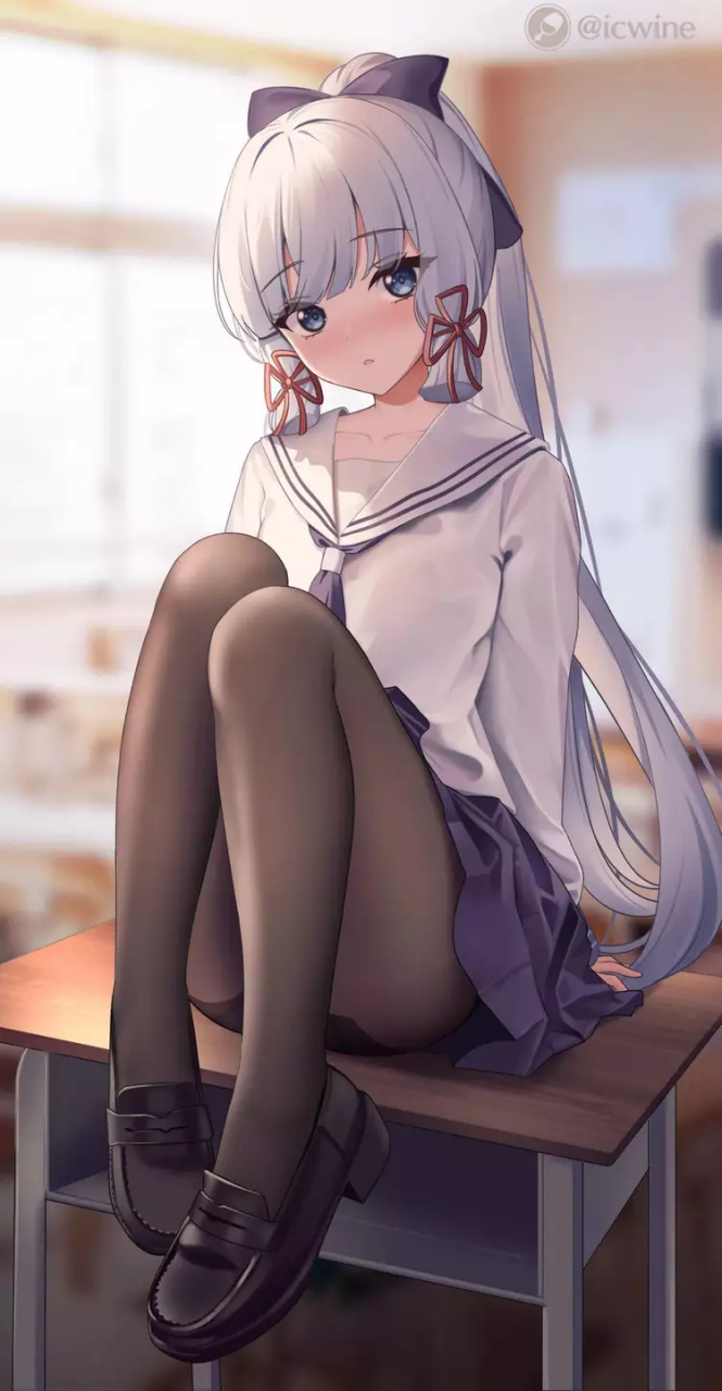 白丝少女,端坐课桌,静若处子,动如脱兔.