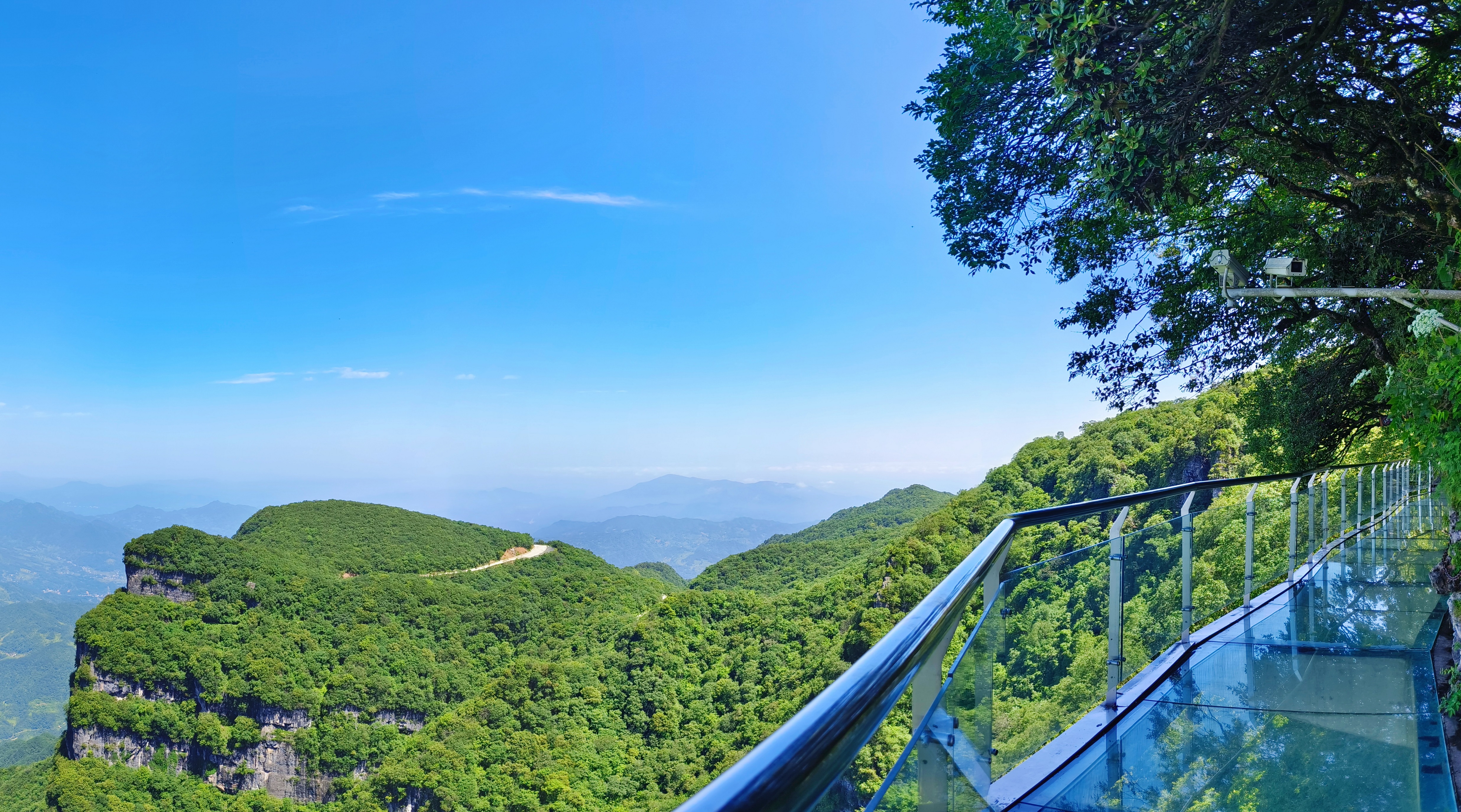 汉中龙头山位于陕西省汉中市南郑区小南海镇境内,是国家4a级景区
