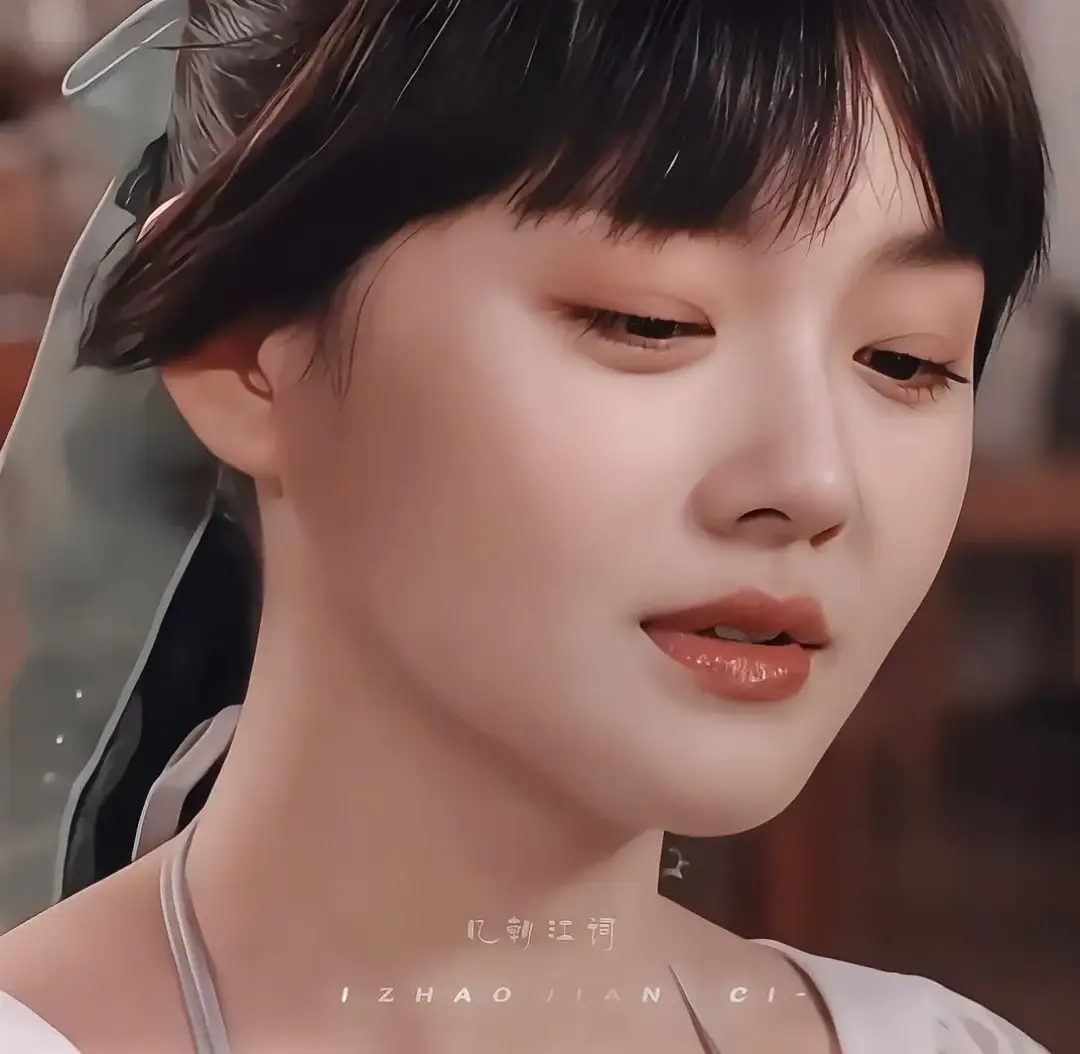 泡沫之夏绝对算大s的颜值巅峰了,海藻般的头发和清冷疏离的气质