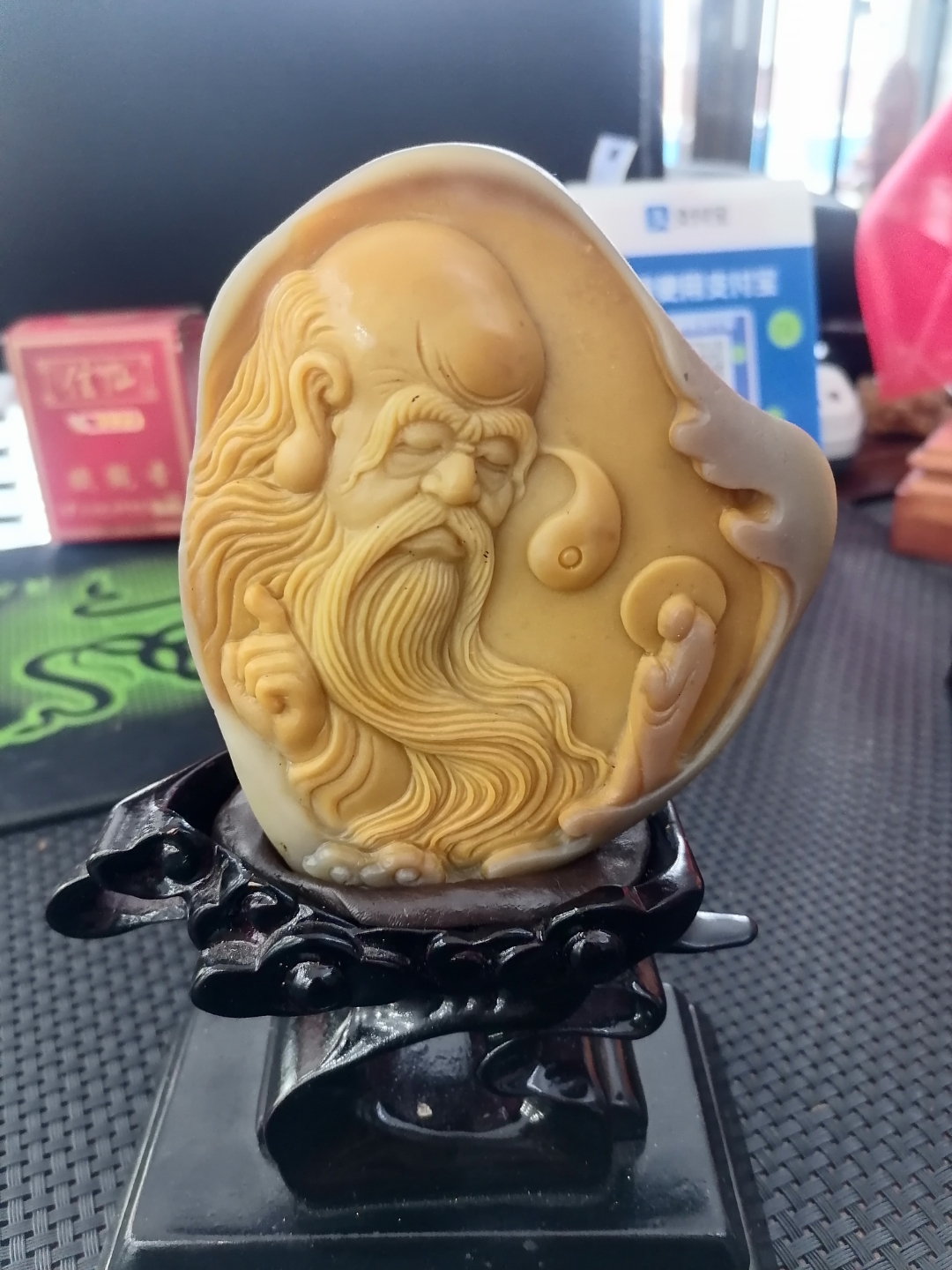新疆天然沙漠漆大师雕刻.