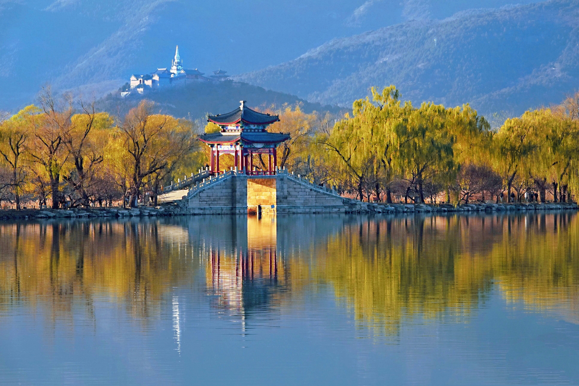 颐和园西堤,是昆明湖中一道自西北逶迤向东南的长堤