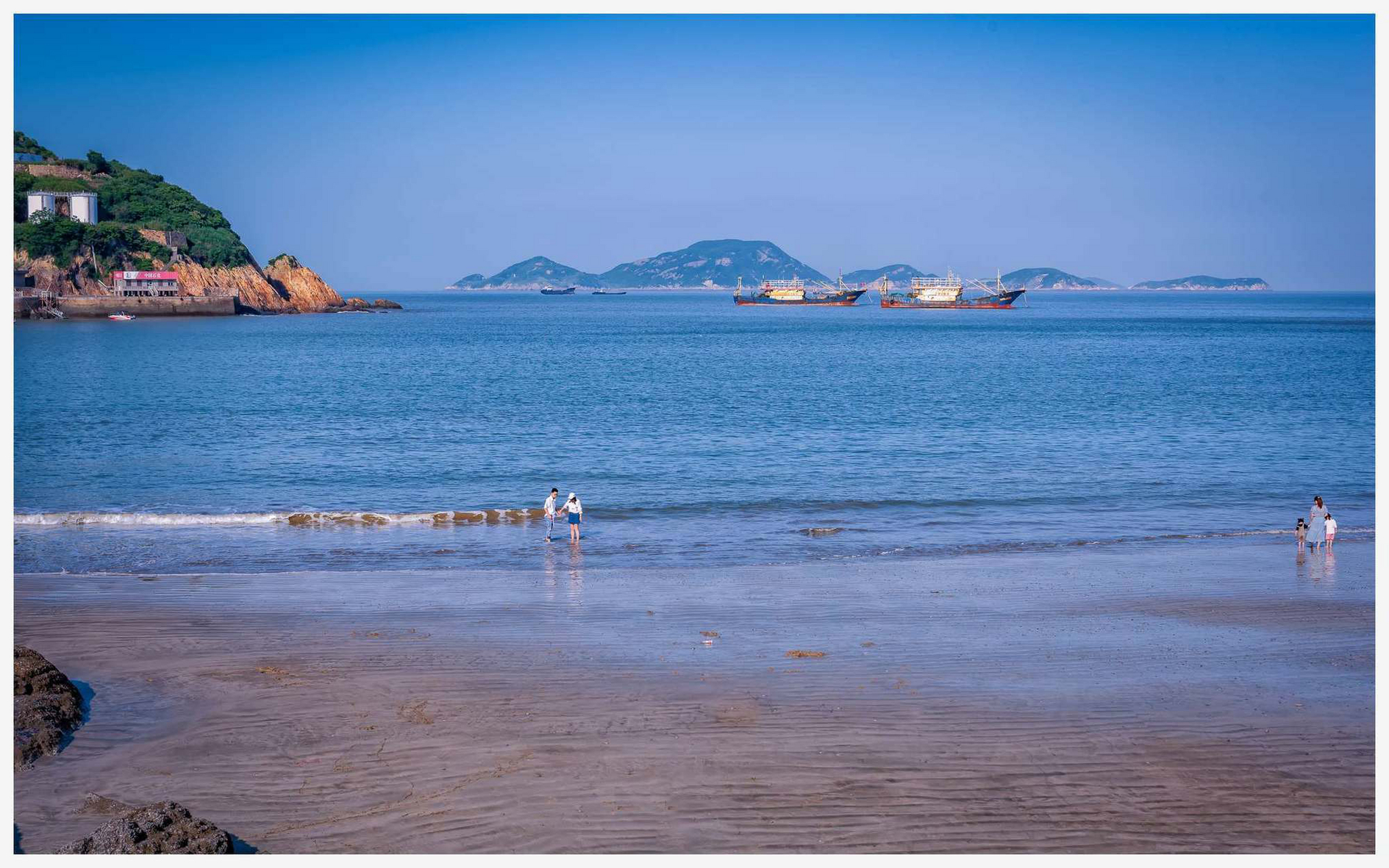 温岭金沙滩位于温岭石塘镇车关村,因沙质金黄细腻而得名,并具有坡度