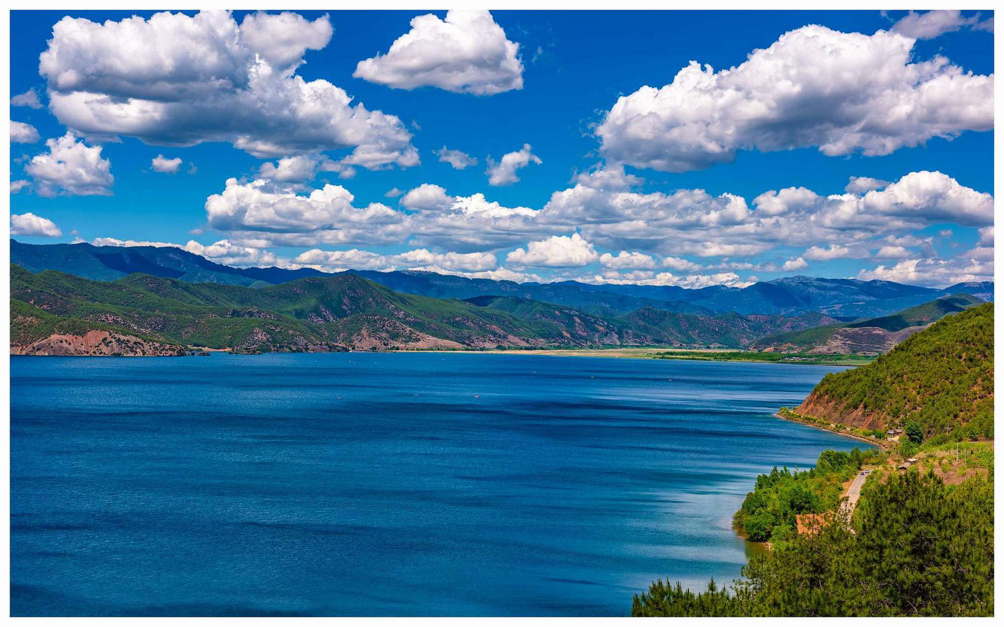 情人滩旁是格母女神山和后龙山,传说格母女神和后