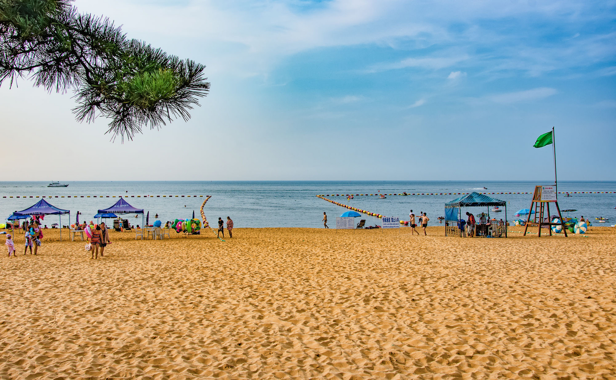 这片海域被称为威海最干净的海水浴场,细腻的沙滩,蔚蓝的大海,果然名