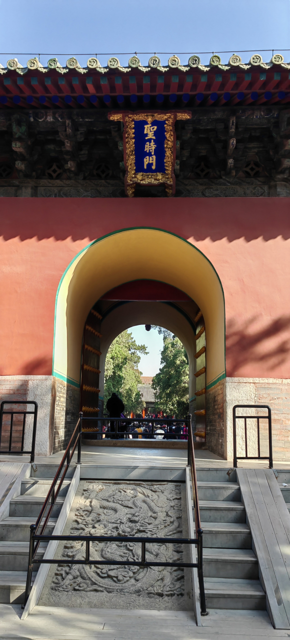 岱庙的北门厚载门,坤厚载物,大地广厚而能载万物之意,厚载门上有驮览