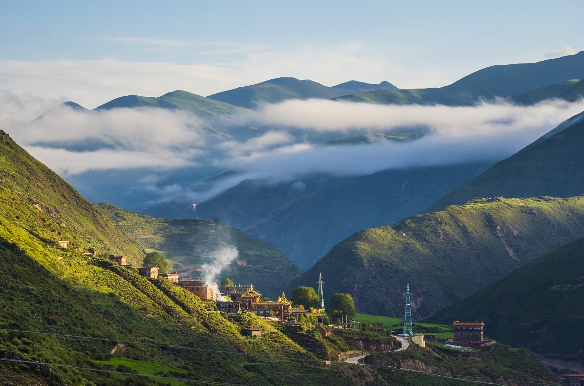 杨各乡,隶属于四川省甘孜藏族自治州色达县,地处色达县境东南部,乡