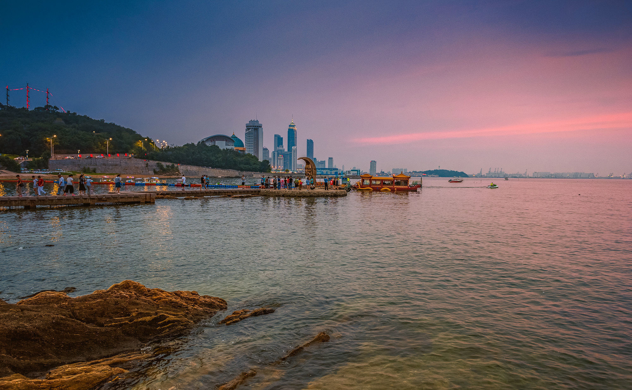 《月亮湾》作为烟台城市魅力象征和情侣们视为浪漫圣地的月亮湾,位于