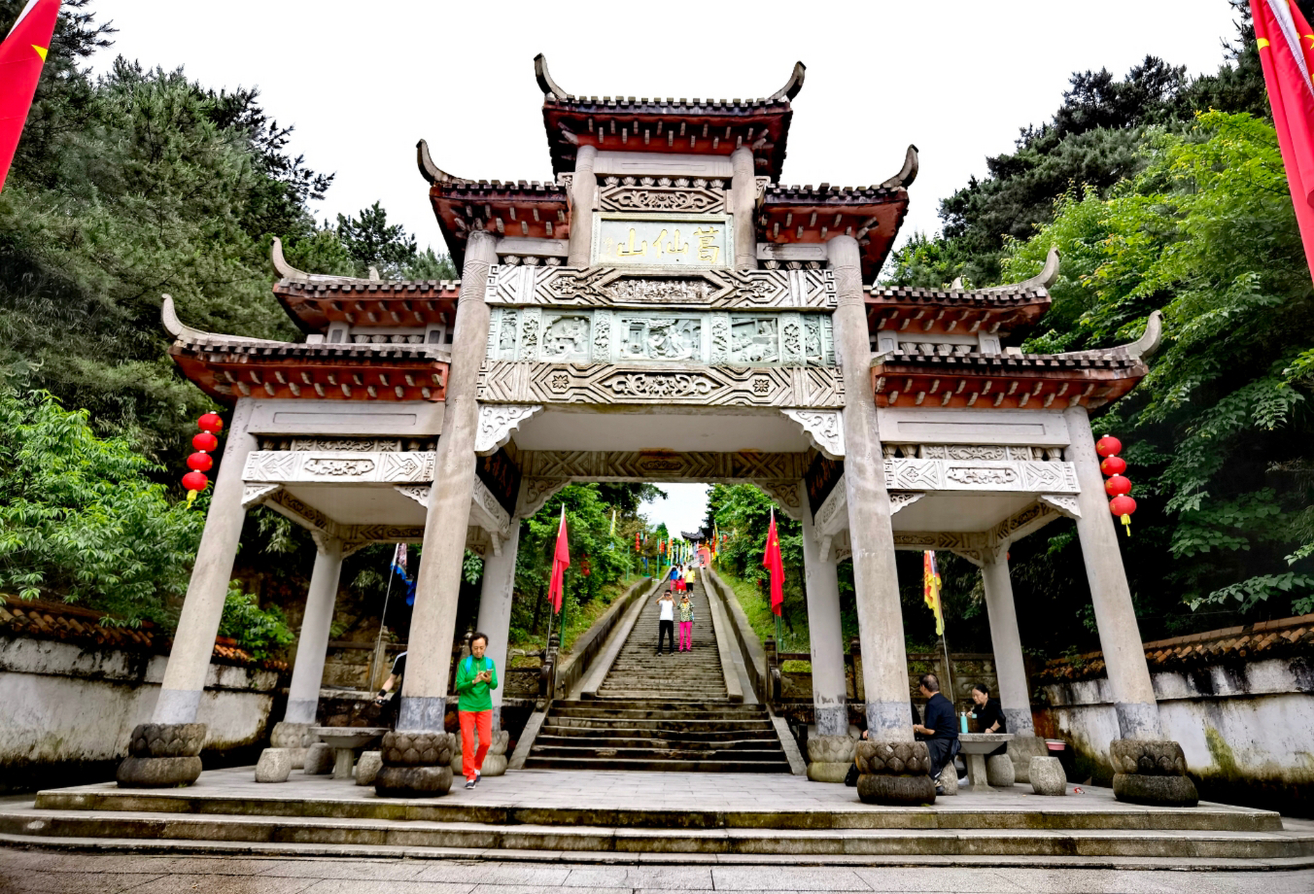 葛仙山雾游记 葛仙山位于江西铅山县,是道教圣地,被誉为"中华灵宝第一