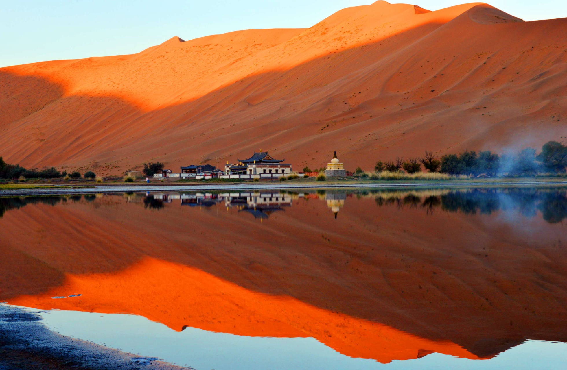 巴丹吉林庙,它始建于清同治7年(1868年),是一座藏传佛教寺一石,一瓦