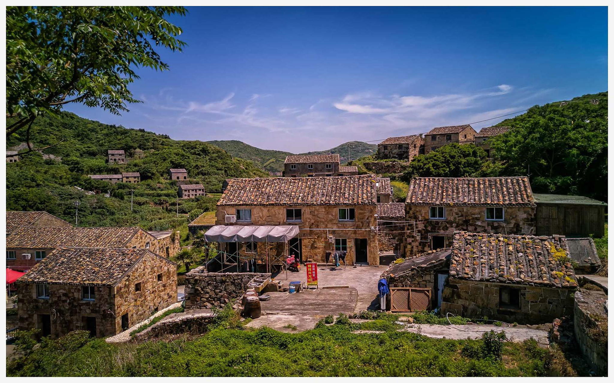 位于浙江温岭石塘镇镇的五岙村,这里的石屋面朝大海,石屋听海观涛