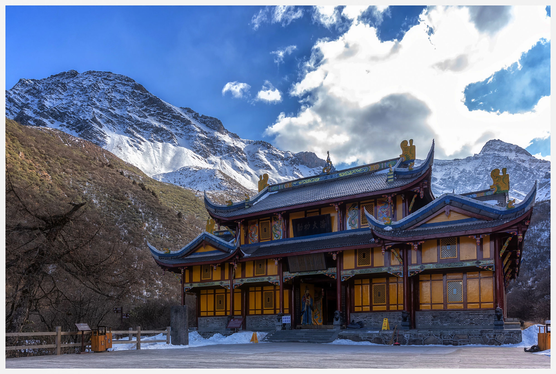 黄龙古寺附近有白雪皑皑的玉翠山和岷山主峰雪宝顶,雪宝顶是全景区的