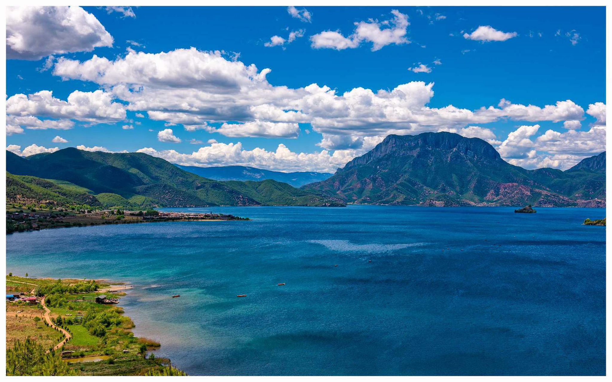 《情人滩》情人滩是泸沽湖最长的黄金沙滩线,十里沙岸