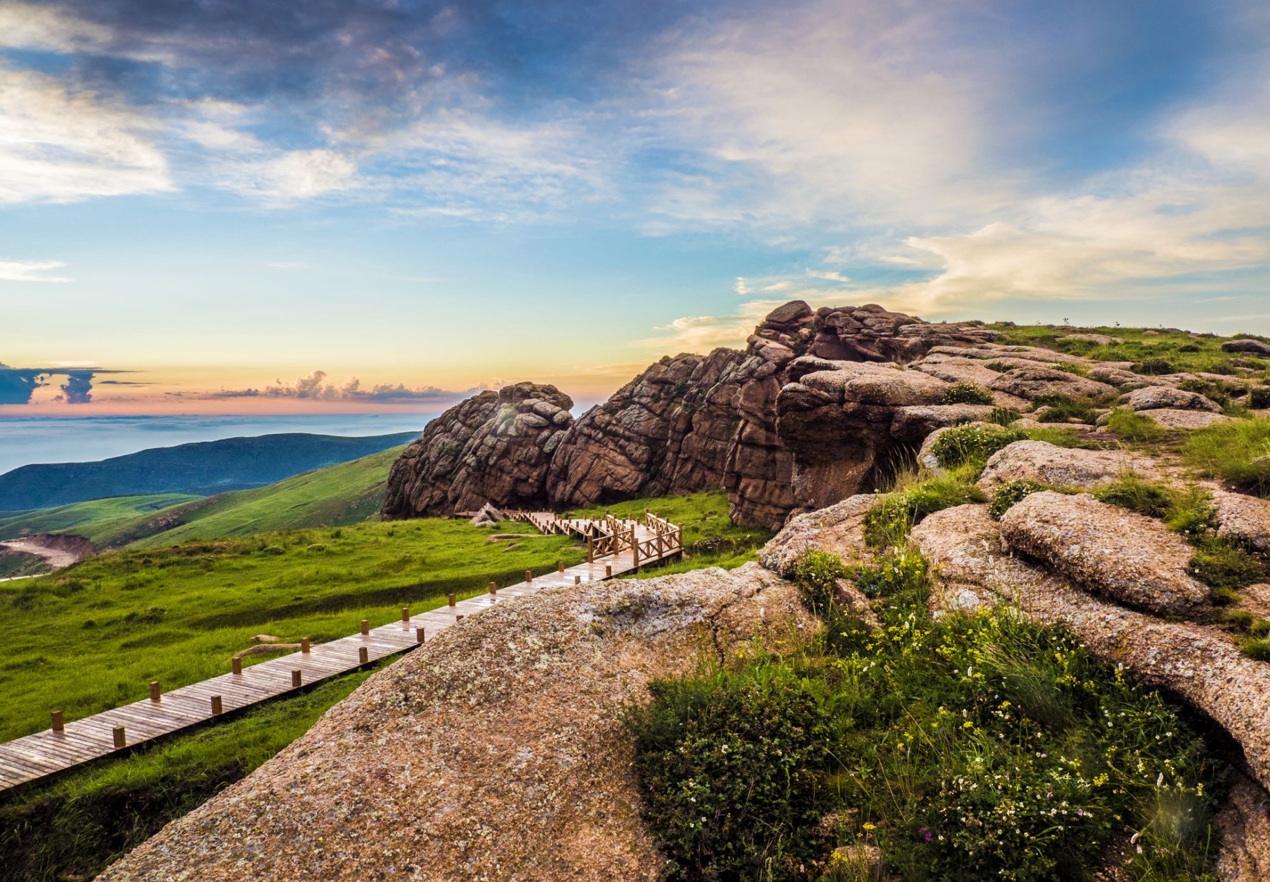 大青山,位于河北省尚义县和内蒙古兴和县交界处,远眺色青,故名.大青山