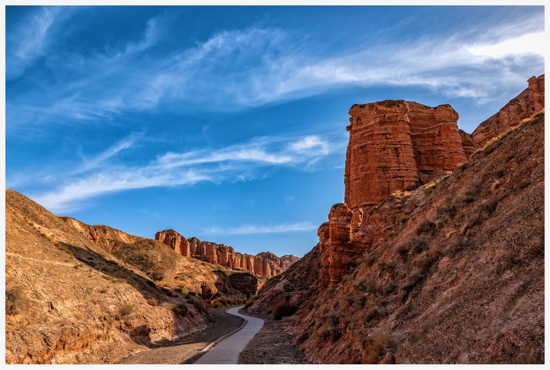 生动,给人更多的遐想,仿佛大自然在构造冰沟丹霞地貌时充满了艺术灵感