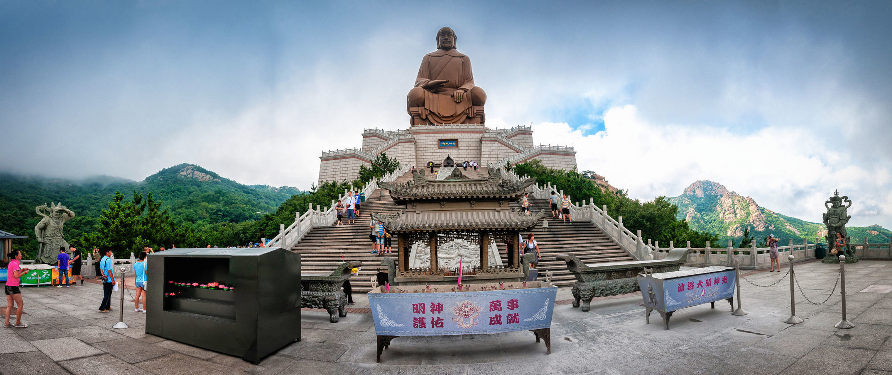 石岛镇位于山东胶东半岛东南端,濒临黄海,因"背山靠海,遍地皆石"而得