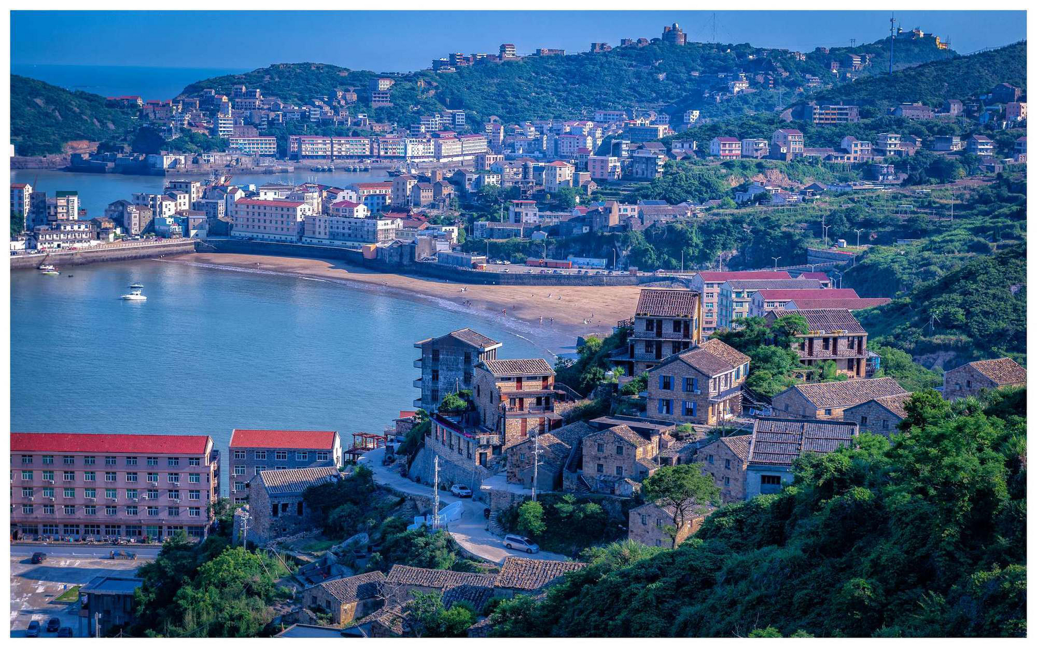 温岭金沙滩位于温岭石塘镇车关村,因沙质金黄细腻而得名,并具有坡度