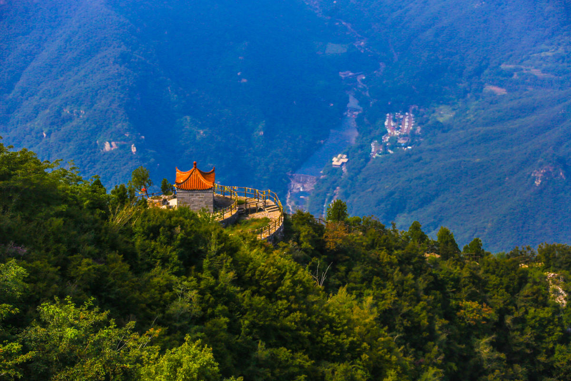 天界山老爷顶 老爷顶座落在天界山风景区,是一座独立的孤峰,拔地而起