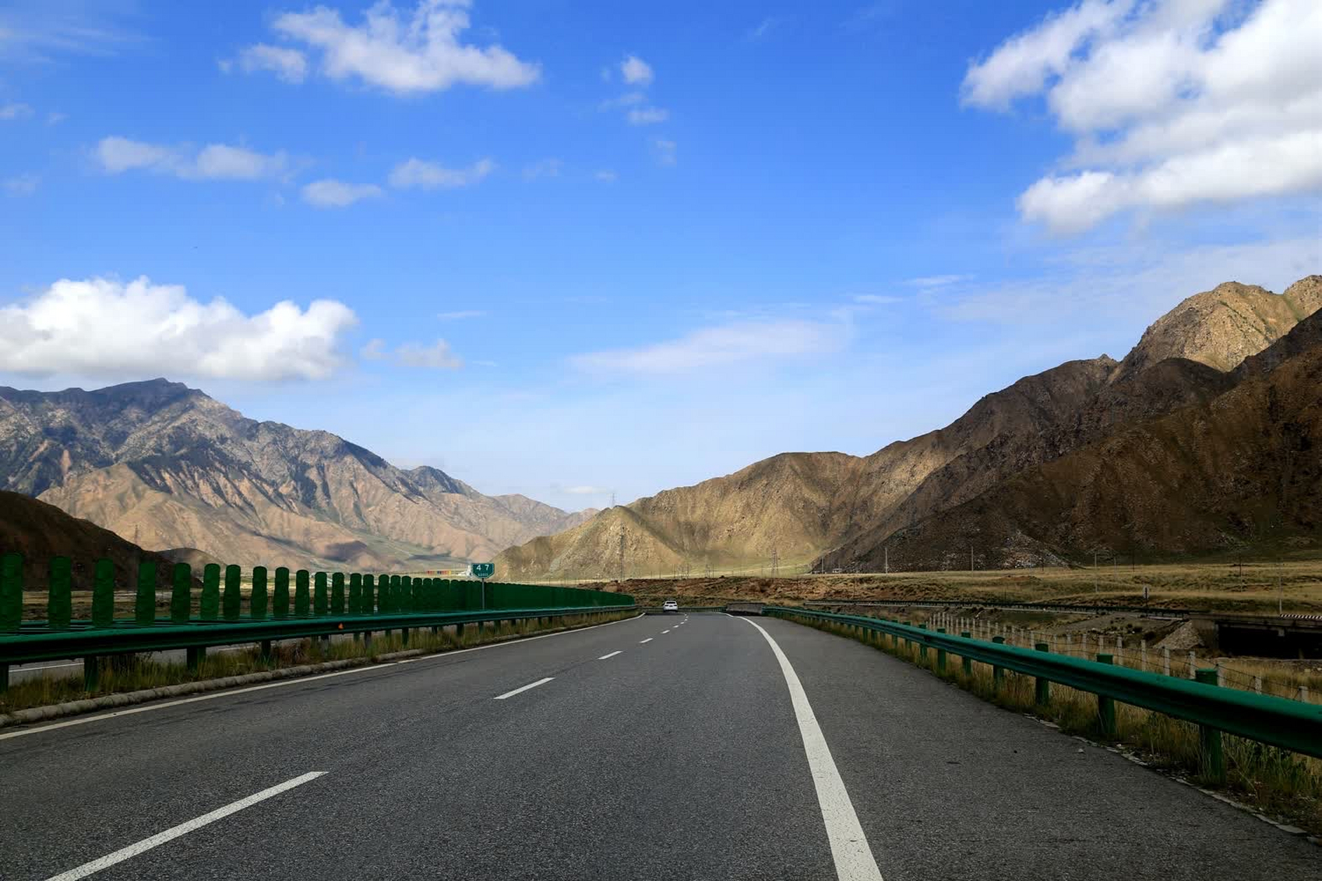 315国道是世界上最孤独的公路,自然风光极佳,起点青海西宁,终点新疆