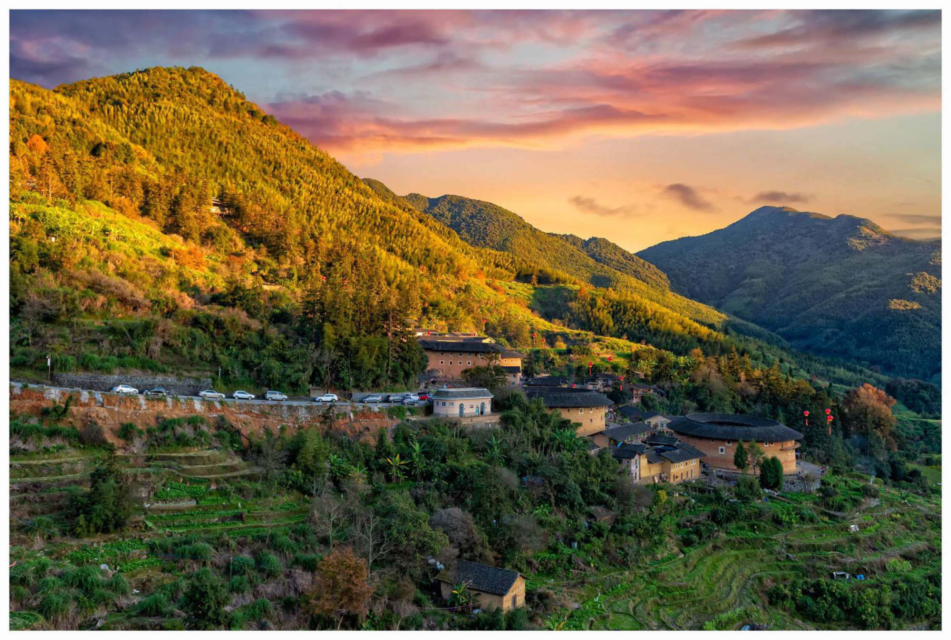 田螺坑土楼景区位于南靖县苏洋镇,在群山中的一块低洼处,山坡上的梯田