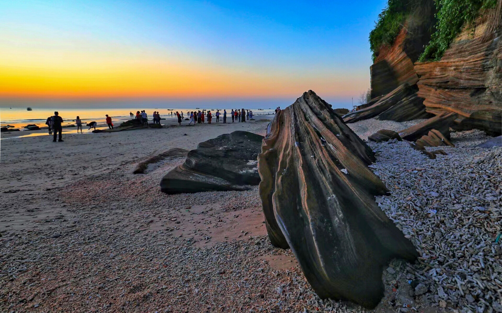涠洲岛位于广西北海的北部湾海域,北临北海,东望雷州半岛,东南与斜阳