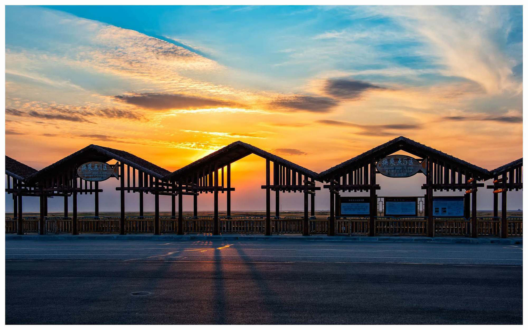 《卧龙湖码头》这是红海滩国家风景廊道景区提供游船服务的码头,你