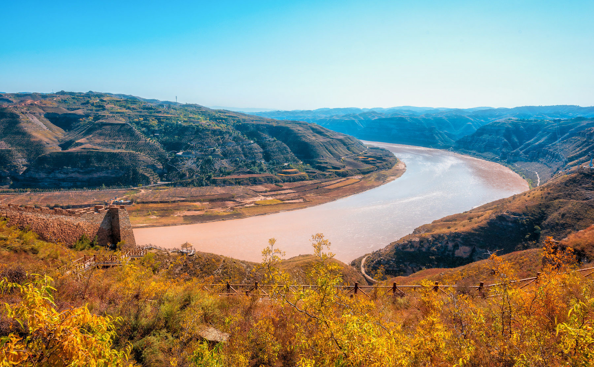 清水湾,是黄河流经延川境内的第五个弯道,为乾坤湾景区的精华景点之一