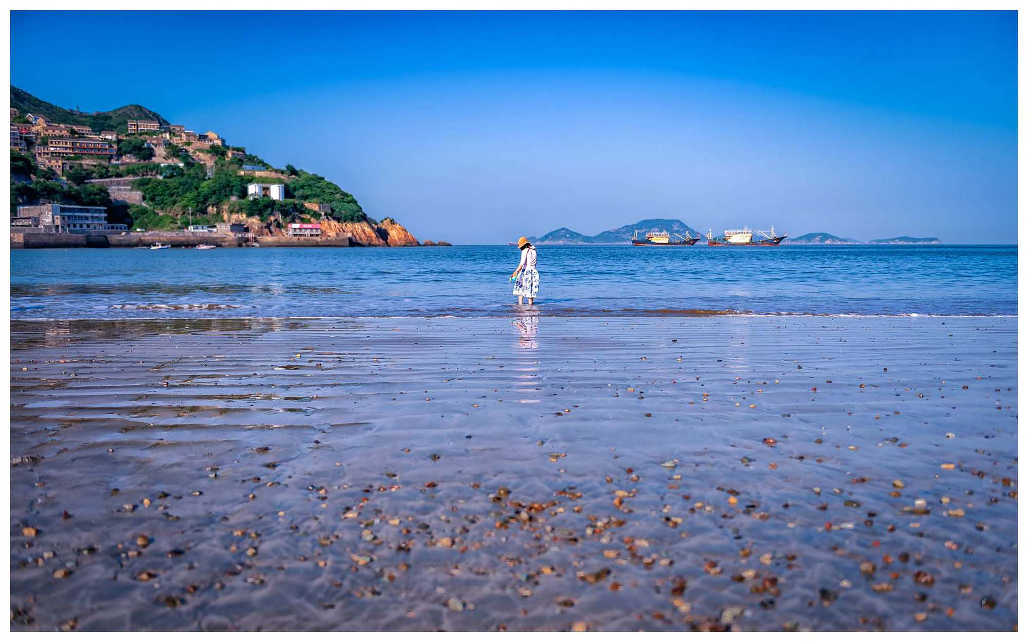 温岭金沙滩位于温岭石塘镇车关村,因沙质金黄细腻而得名,并具有坡度