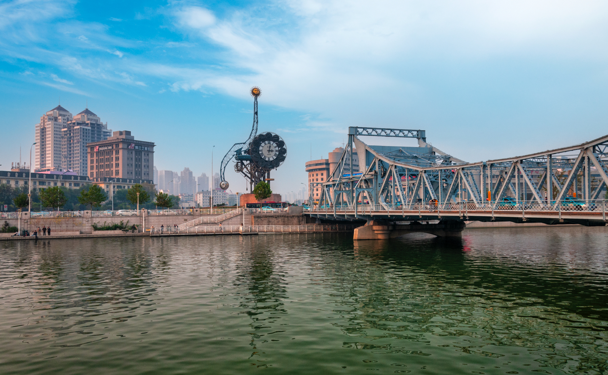 解放桥 天津解放桥位于天津火车站(东站)与解放北路之间的海河上,是一