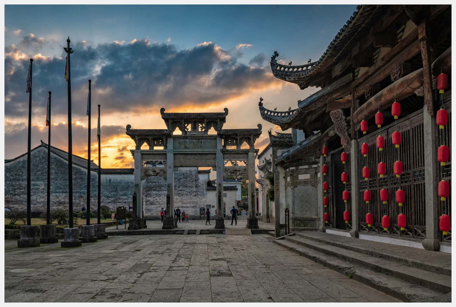 西溪南村地处黄山市腹地,是一个有着一千两百多年历史的古村.